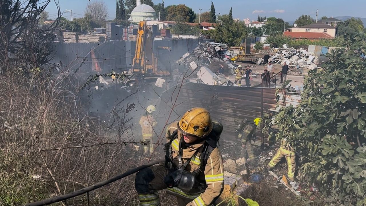 Bursa’da depo yangını kent merkezinde duman manzarası yarattı