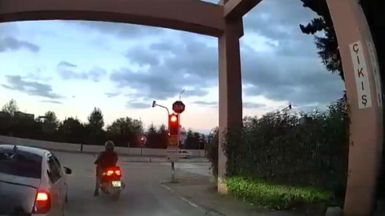 Bursa'da hastane çıkışında kırmızı ışık ihlali: motosiklet sürücüsü yolda sürüklendi