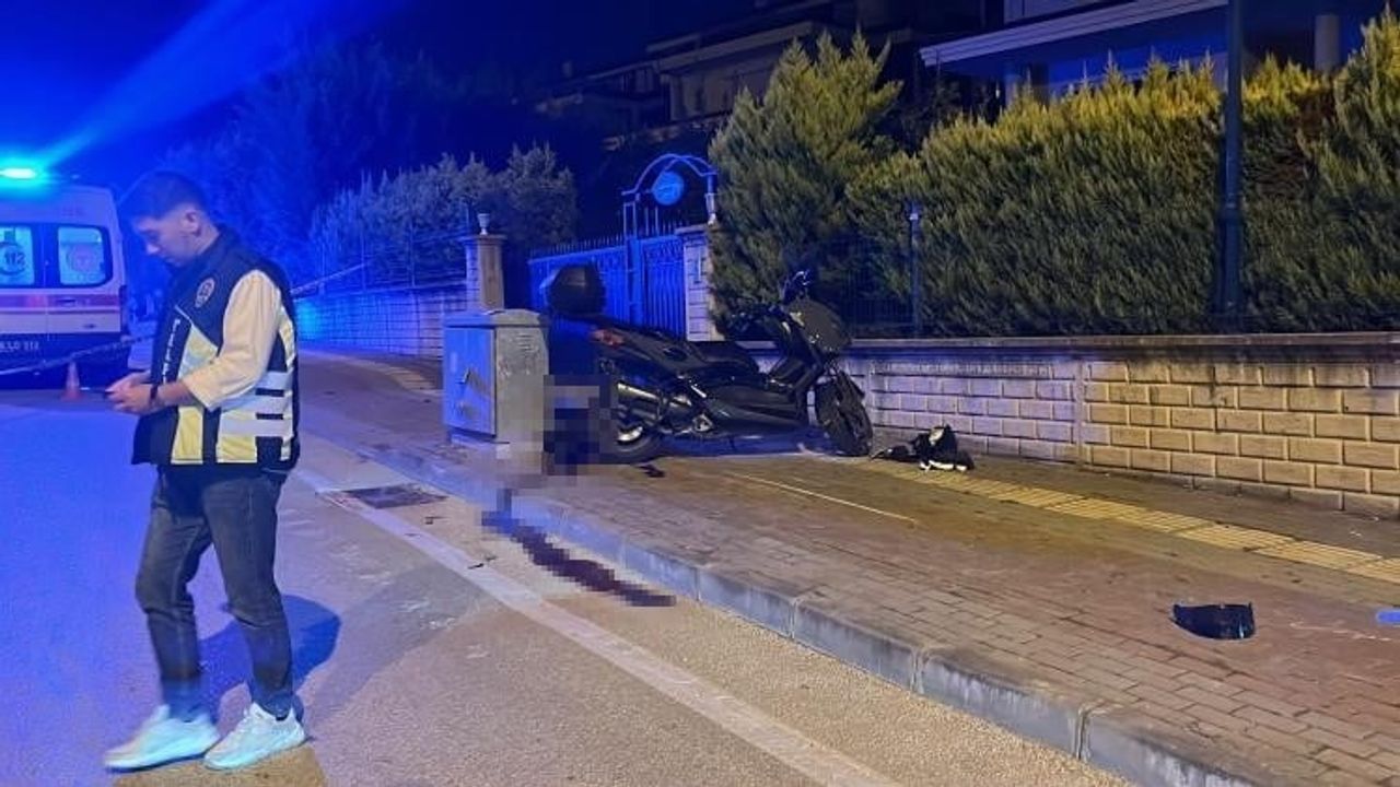 Bursa'da kaldırıma çarpıp trafoda saplanan motosiklet sürücüsü yaşamını yitirdi