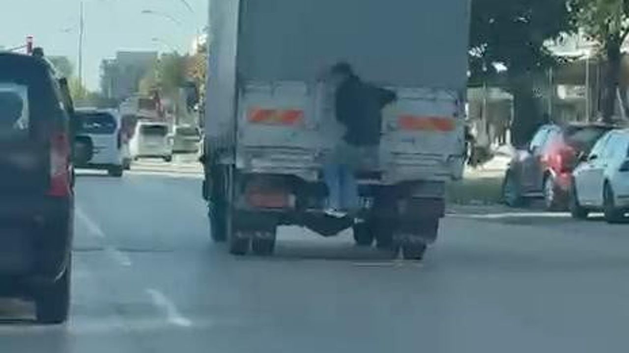 Bursa'da kamyonetin arka kapağına tutunan çocuğun tehlikeli yolculuğu