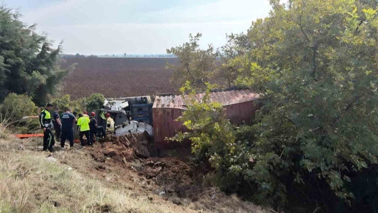 Bursa'da Karacabey-Bandırma yolunda tır tarlaya uçtu, sürücü yaralandı