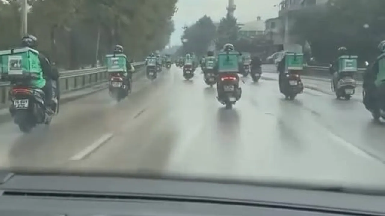 Bursa'da kurye meslektaşları son görev için motosiklet konvoyu düzenledi
