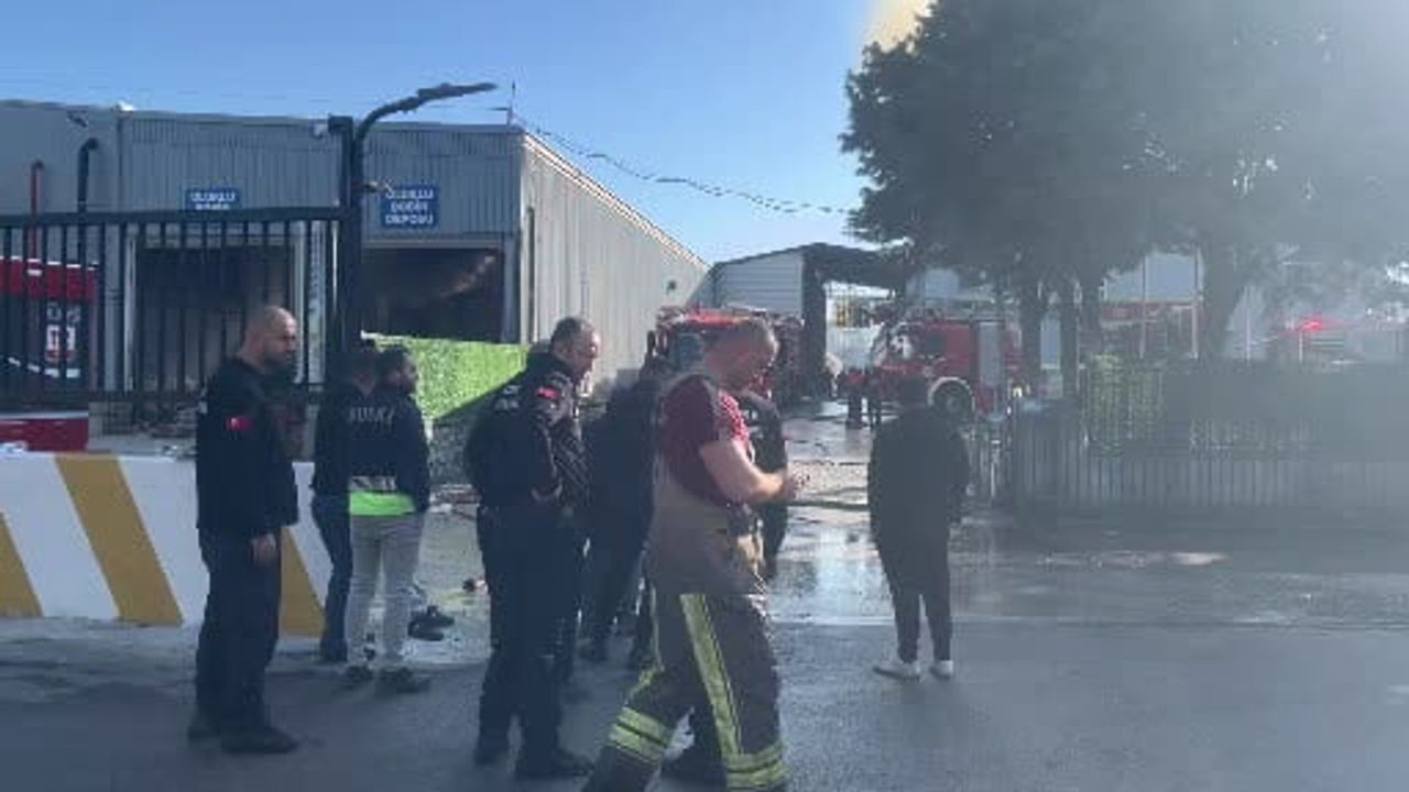 Bursa'da mobilya fabrikasında çıkan yangın, söndürme ve soğutma çalışmaları sürüyor