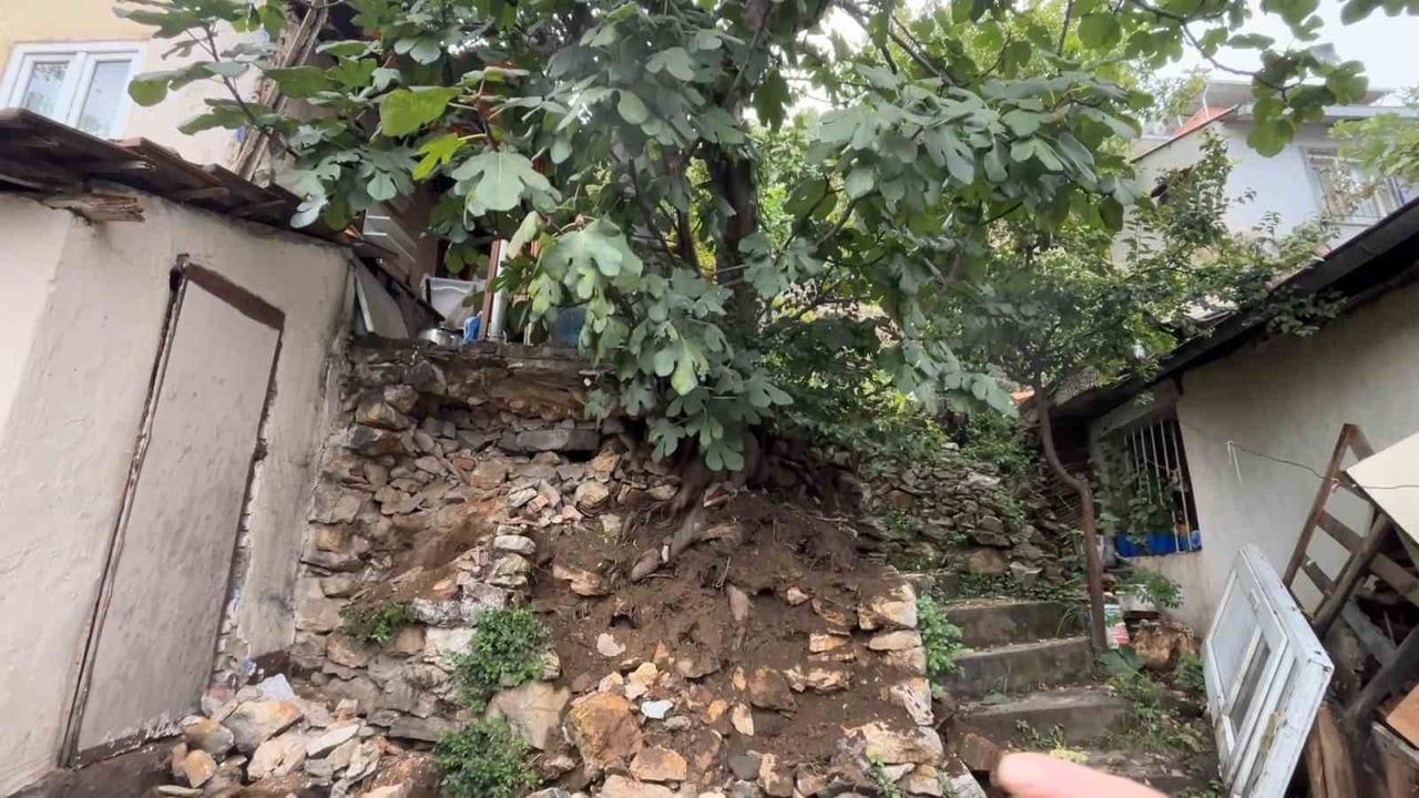 Bursa'da Mollaarap mahallesinde toprak kaydı, taşlar yola savruldu