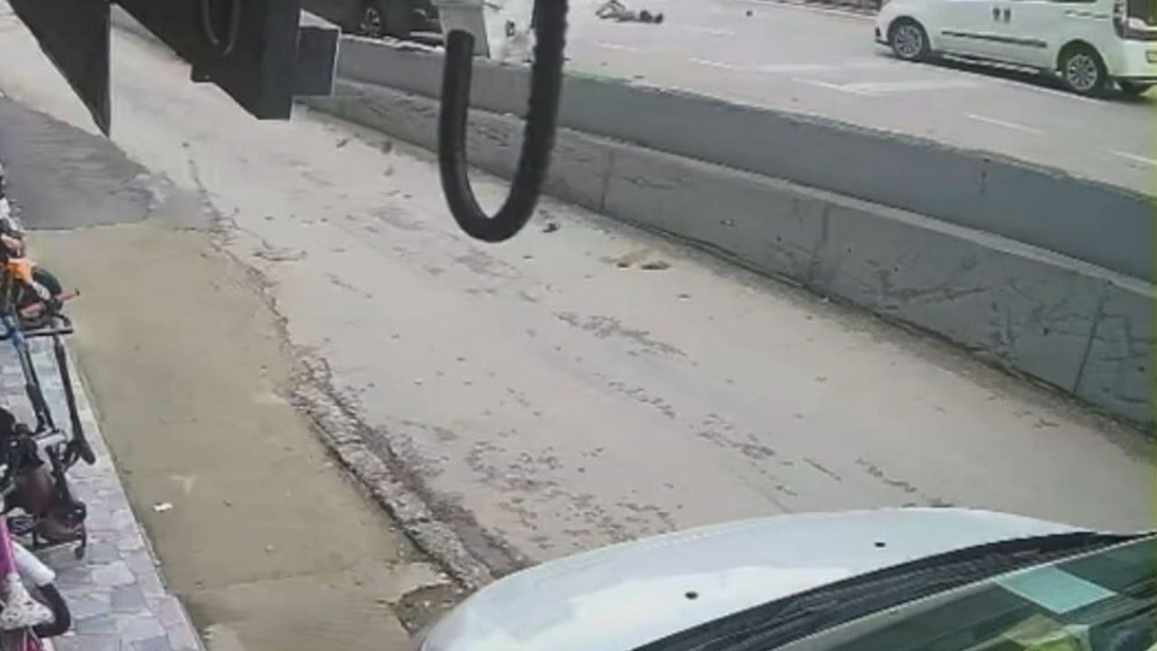 Bursa'da motosikletin çarptığı yaya metrelerce sürüklendi, kaza kamerada