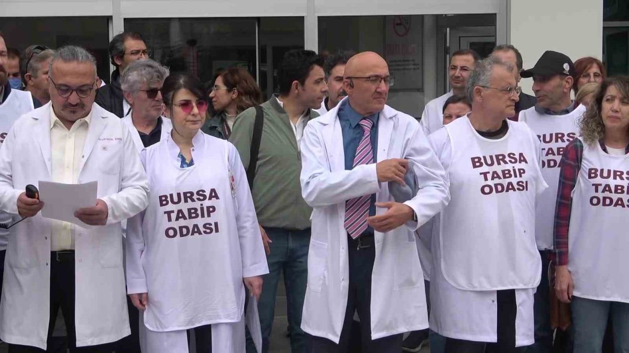 Bursa'da NEV Esentepe hekimleri aylardır ödenmeyen ücretleri için hastane önünde eylem yaptı