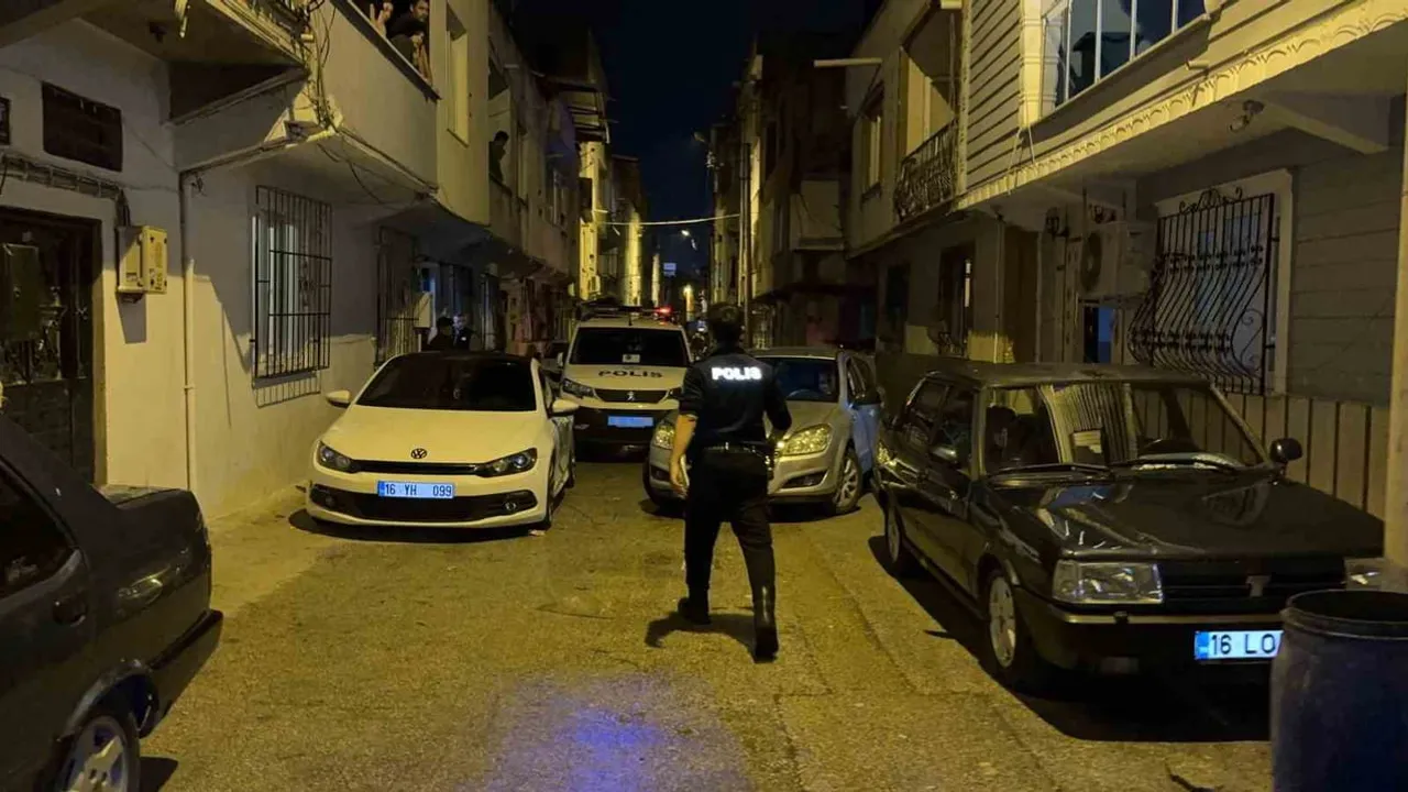 Bursa'da operasyon sırasında arkadaşı havaya ateş açınca iki şüpheli yakalandı