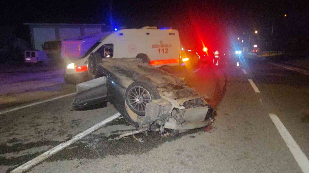Bursa'da otomobil kamyona çarpıp 250 metre sürüklendi, 3 kişi yaralandı