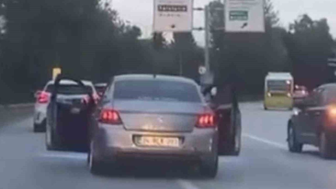 Bursa'da seyir halindeki araçta ön kapıları açan iki kişi trafiği tehlikeye attı