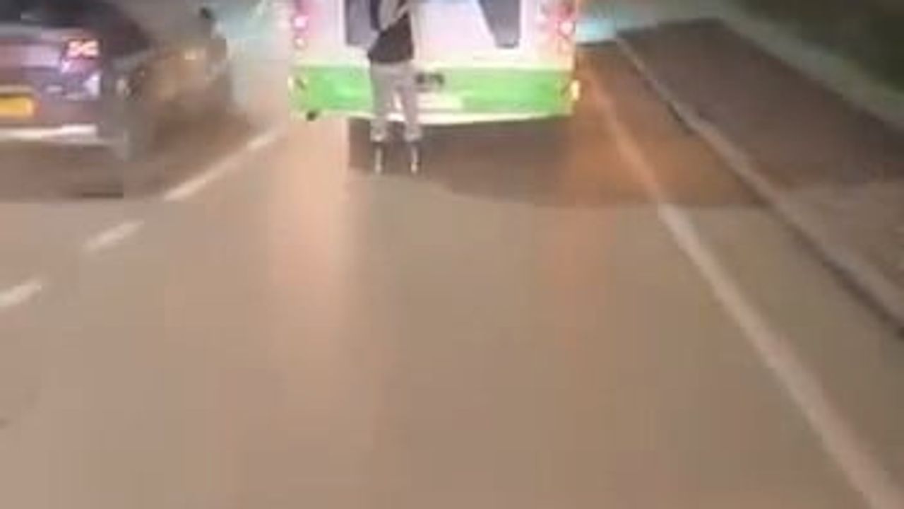 Bursa'da trafikte tehlike: otobüsün arkasına tutunan patenci görüntülendi