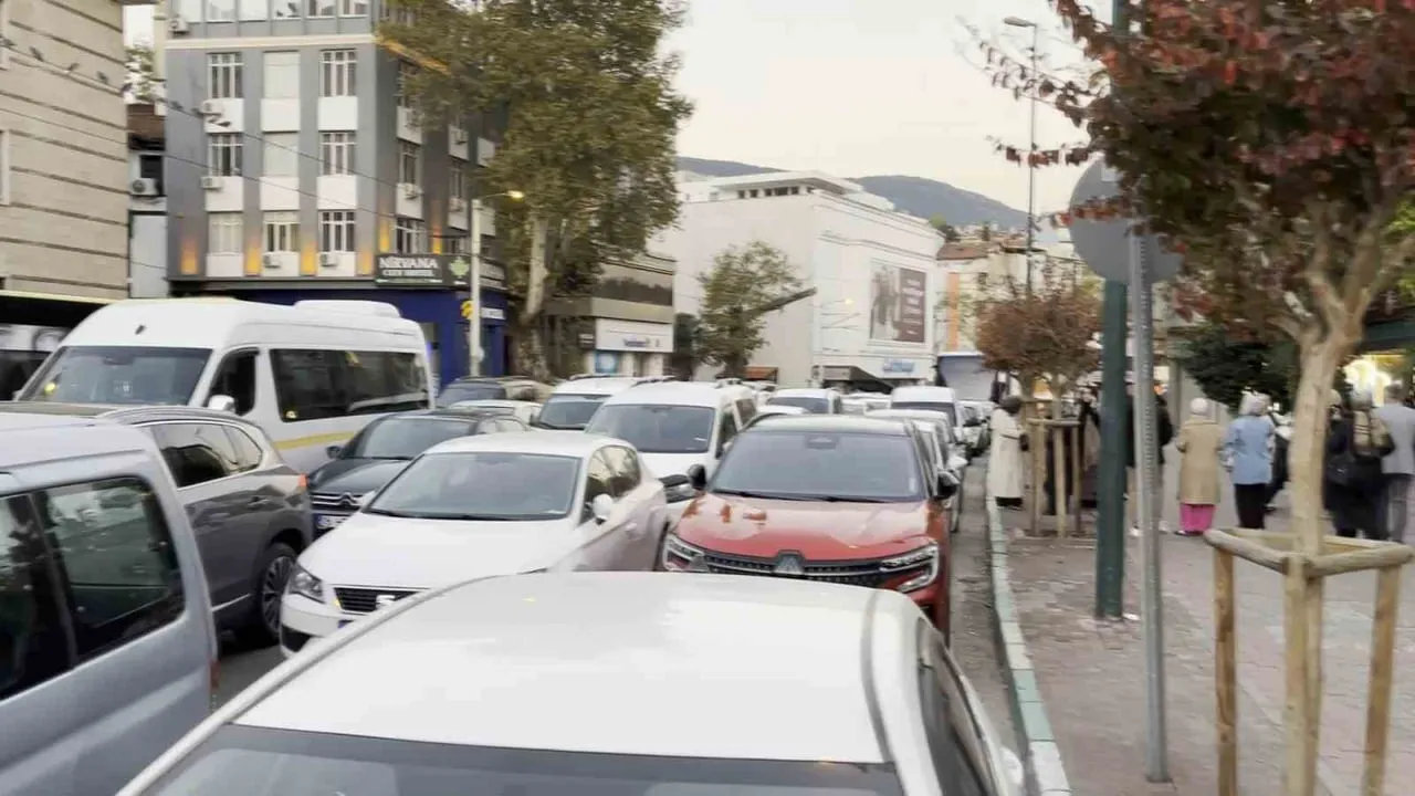 Bursa'da Ulucami çevresinde sabah namazı yoğunluğu Atatürk Caddesi'ni tek şeride düşürdü