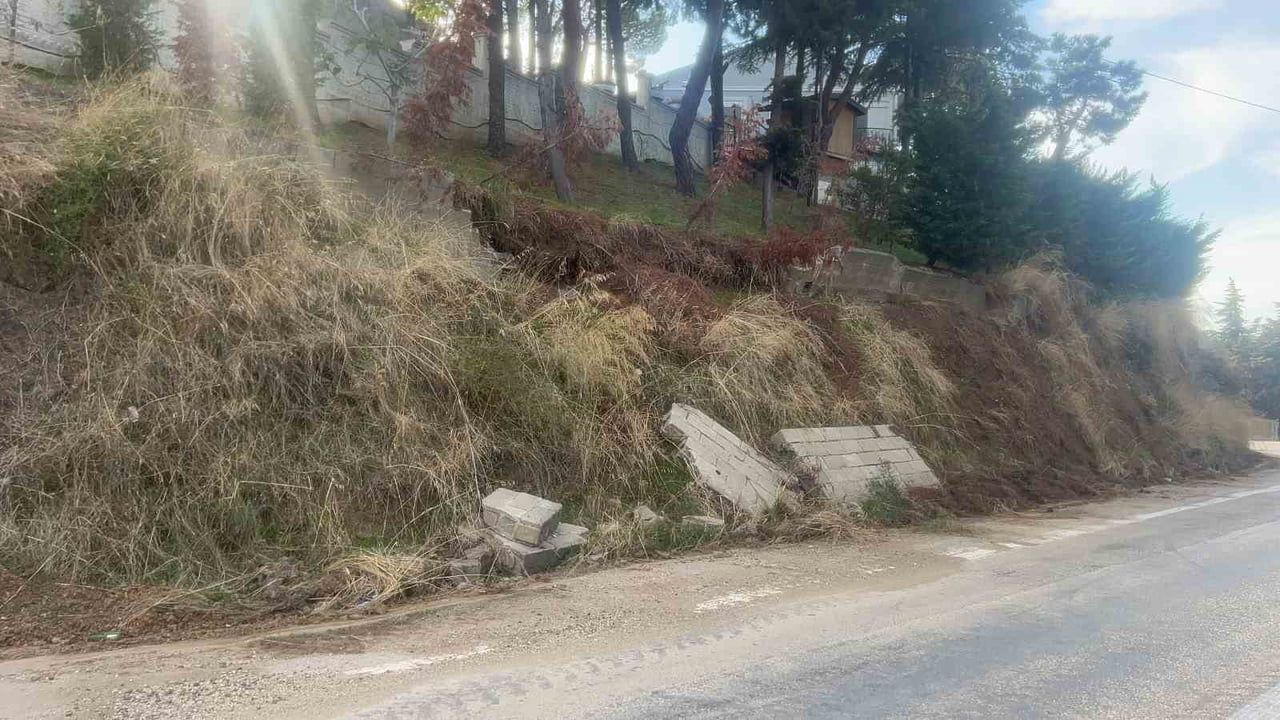 Bursa'da yağış istinat duvarını çökertti, yol kenarına beton bloklar düştü