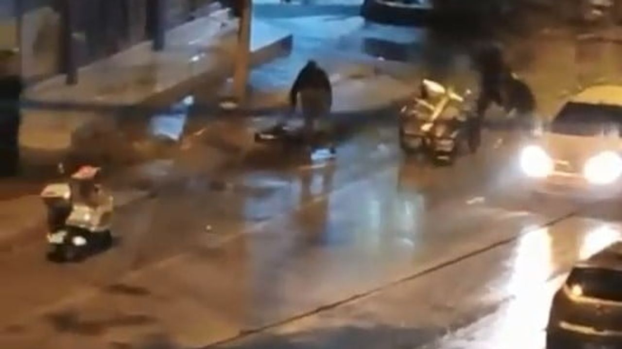 Bursa'da yağmur altında ortak çaba: kaza sonrası meyveler el birliğiyle toplandı