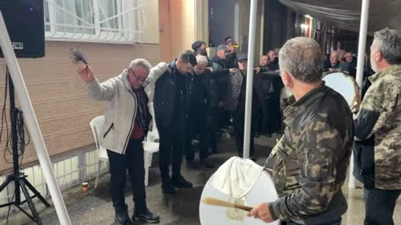 Bursa’da yağmura inat devam eden Arnavut damat şenliği