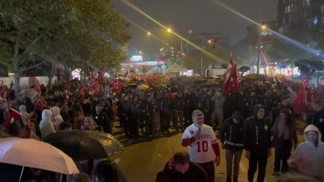 Bursa'da yağmura rağmen cumhuriyet coşkusu Can Bonomo ile sürdü