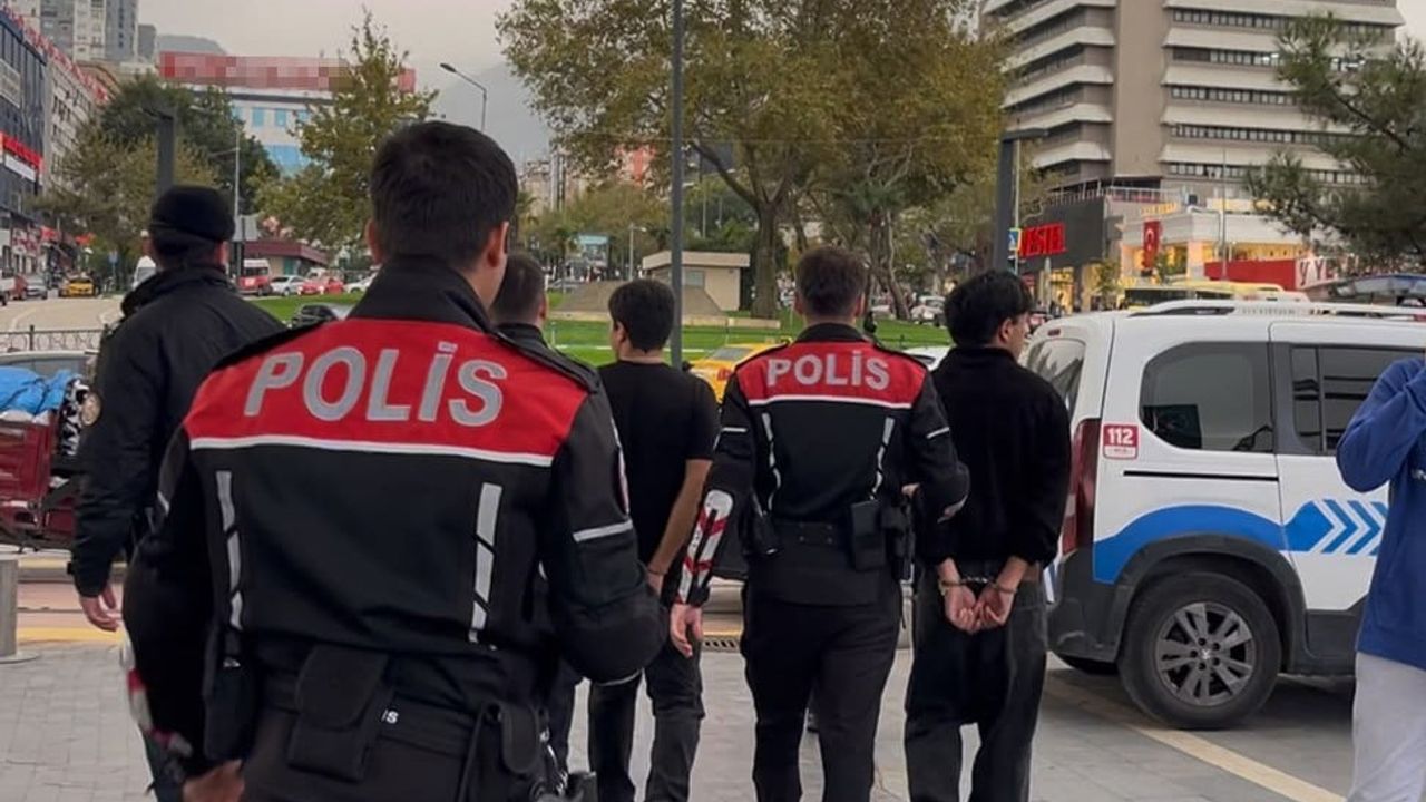 Bursa kent meydanı'nda 'kız meselesi' kavgası
