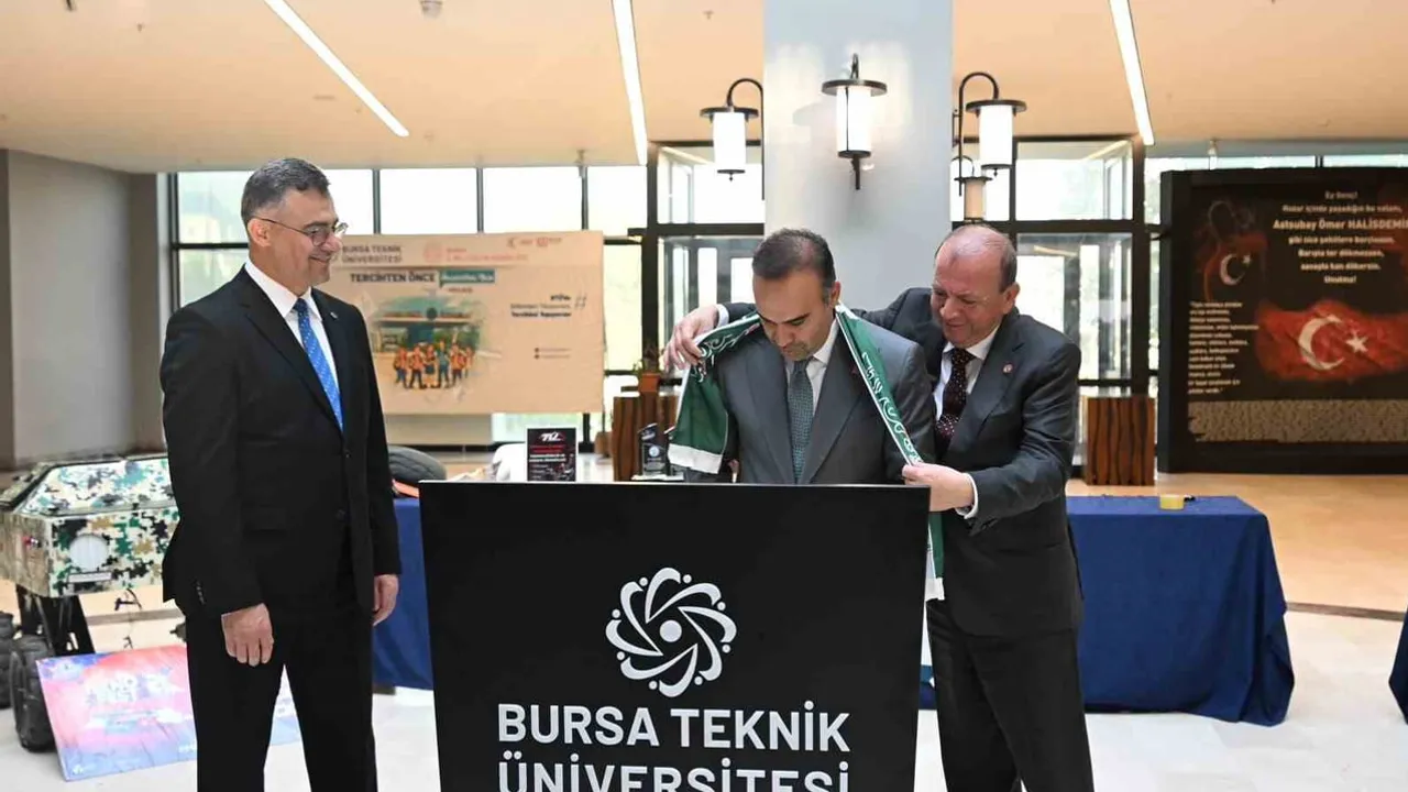 Bursa simgesini taşıyan atkı bakanla buluştu