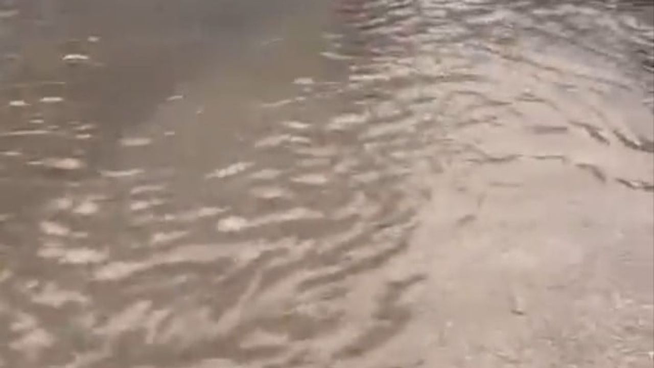 Bursa sokaklarında ve pazarlarda yağmurun bıraktığı izler