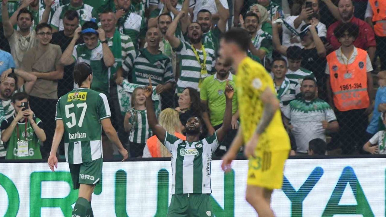Bursaspor'da tarihi rekor: Kelechi Iheanacho Türk futbol tarihine geçti