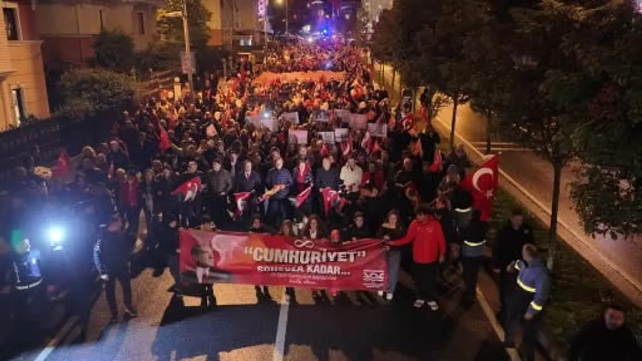 Büyükçekmece'de 103. yıl coşkusu fener alayında buluştu