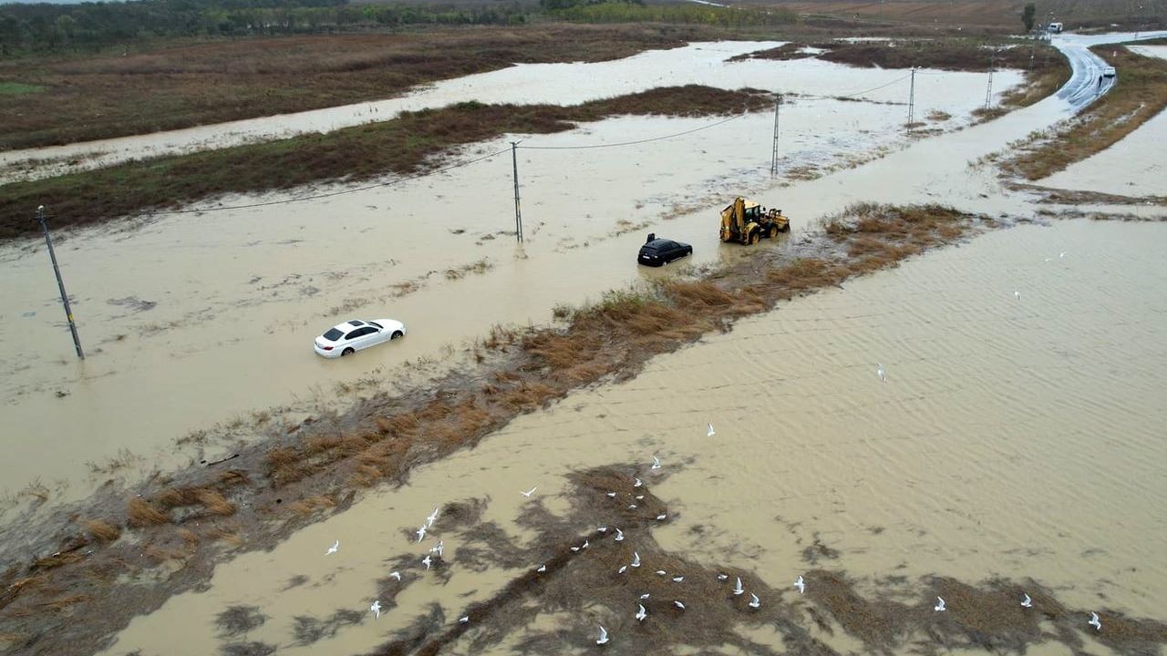 Büyükçekmece'de sağanak su baskınlarına yol açtı: araçlar mahsur kaldı