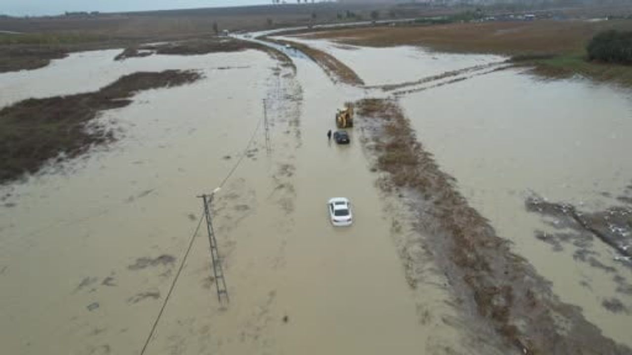 büyükçekmece karağaç yolu sular altında kaldı, araçlar yolda mahsur kaldı