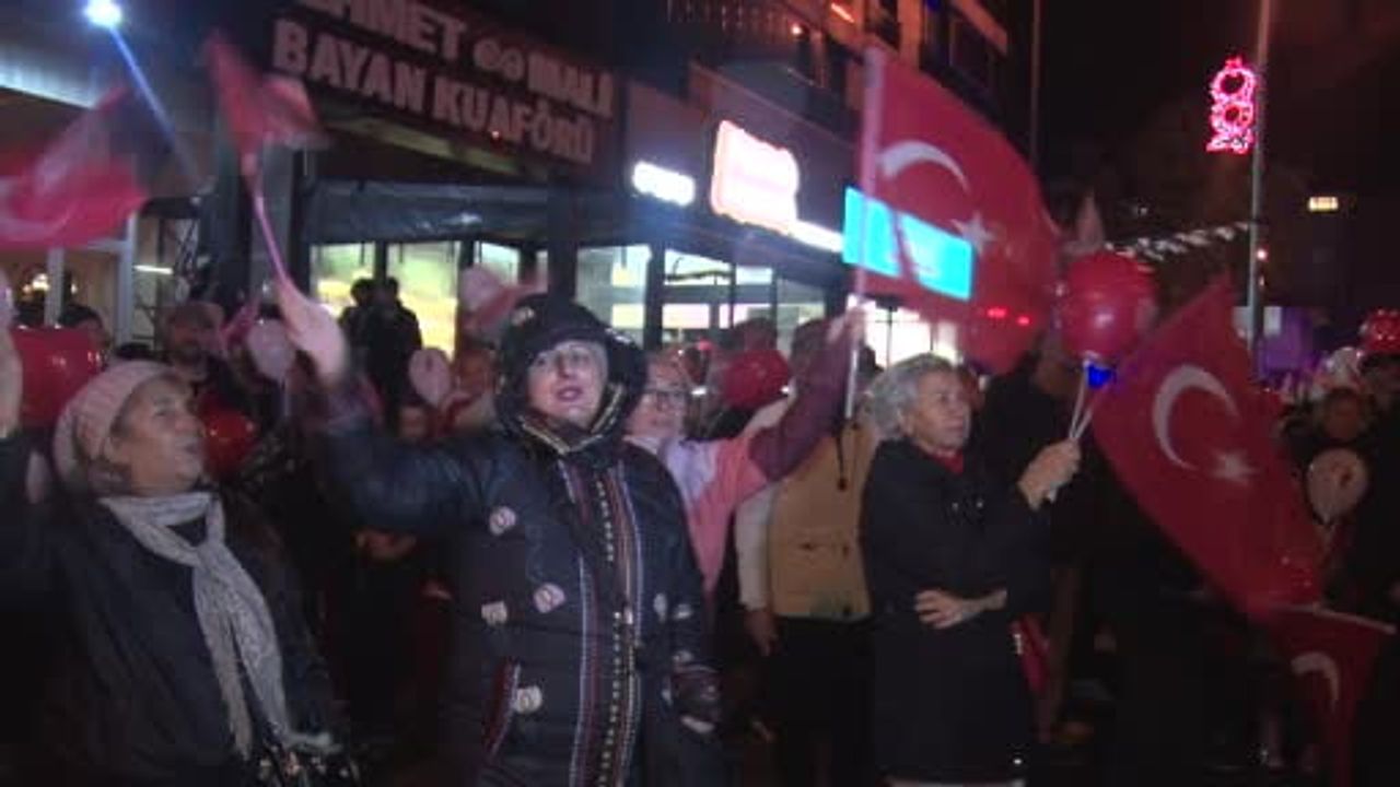 Büyükçekmece Sinanoba'da cumhuriyet coşkusu fener alayında