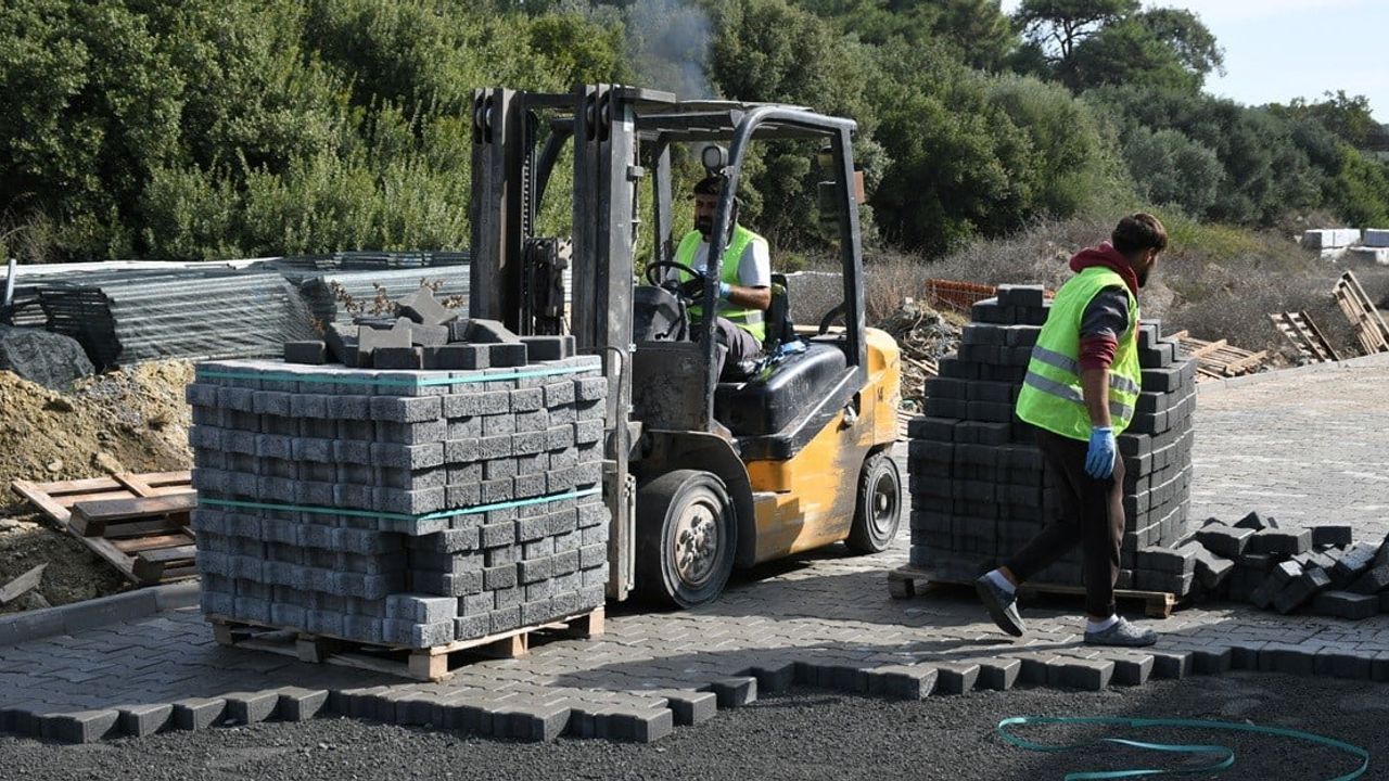 Caferli'de 25 bin metrekarelik kilit parke çalışması başladı