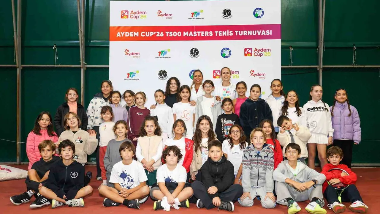 Çağla Büyükakçay Aydem Cup’ta gençlerle kortta buluştu