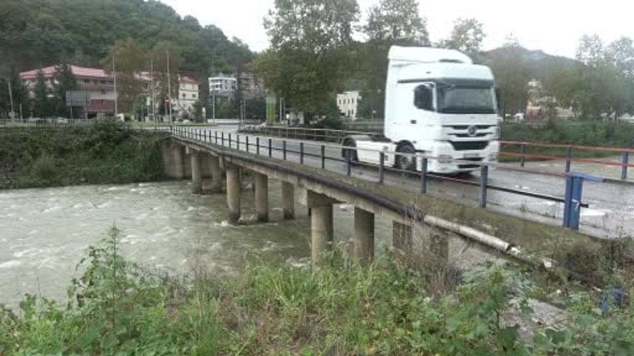 Çağlayan'da köprünün betonlarından açığa çıkan demirler mahalleyi tedirgin ediyor