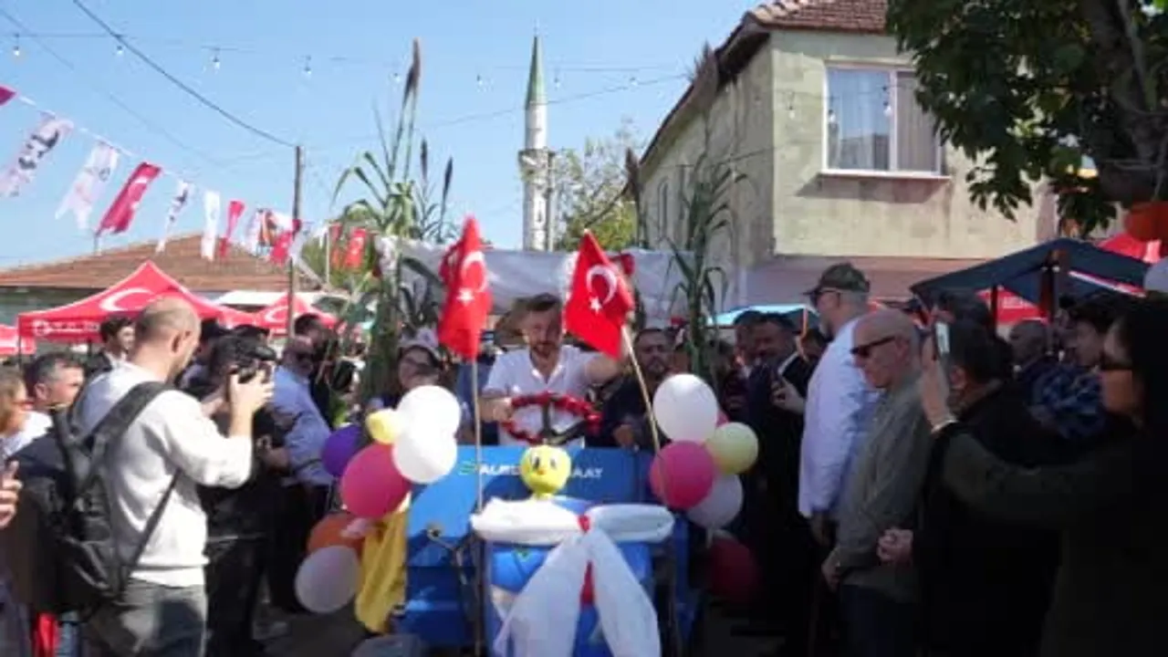 Çakırlar Köyü'nde patpatlar konvoya dönüştü; gelenek çocuklarla buluştu