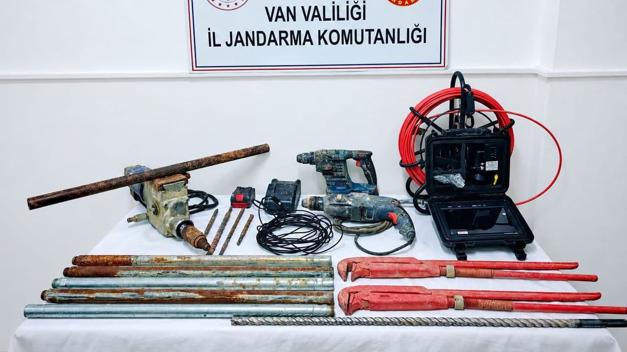 Çaldıran'da Arabızengi Kalesi'nde iki kişi kaçak kazı yaparken suçüstü yakalandı