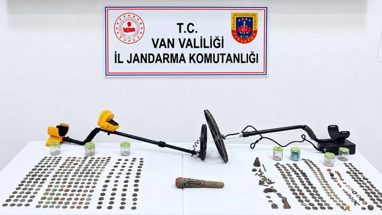 Çaldıran'da jandarmanın operasyonunda Roma dönemine ait 529 sikke ele geçirildi