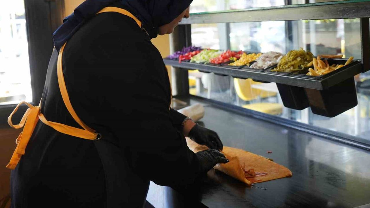 Çalışarak ustalaştı: Gaziantep'te 20 yaşındaki kadın döner ustası