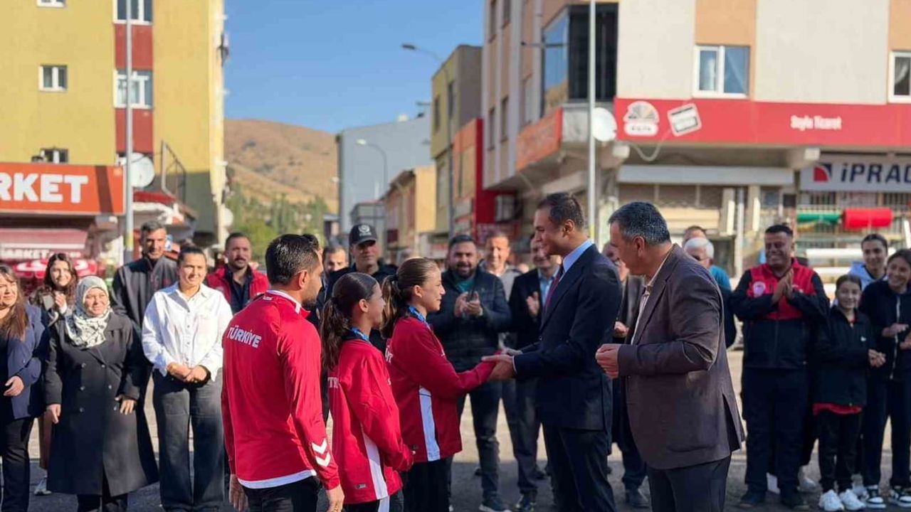 Çamardı’da iki genç güreşçi altınla döndü