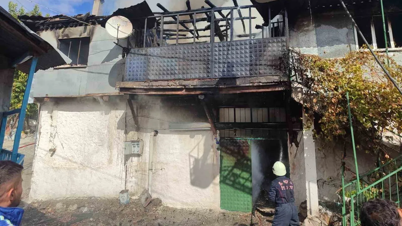 Çambeyli'de ahşap evde çıkan yangın itfaiye müdahalesiyle kontrol altına alındı