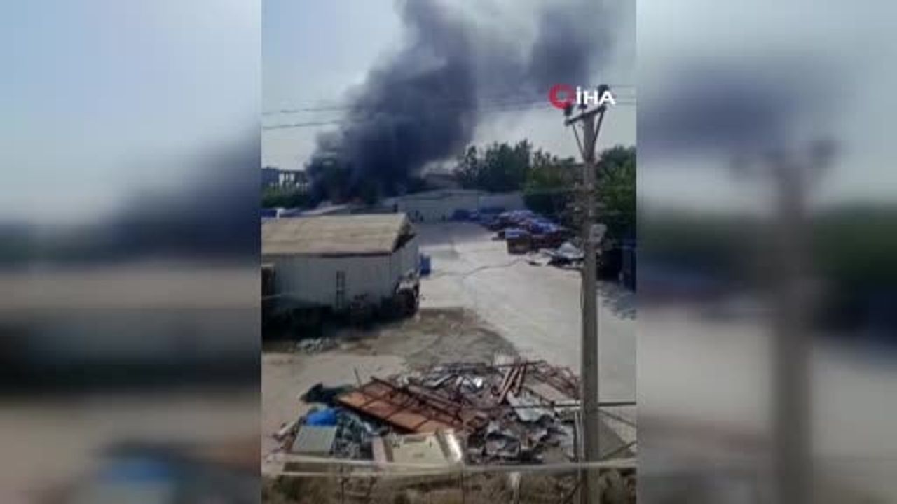 Cami imamının dikkati itfaiyeyi yönlendirdi: Kepez'de depo yangını söndürüldü