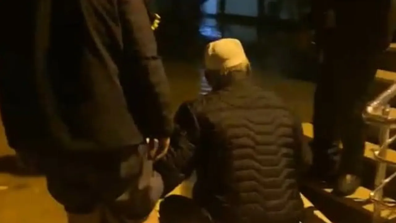 Camiden çıkamayan imam ve cemaat mahalle gençlerinin kayığıyla tahliye edildi