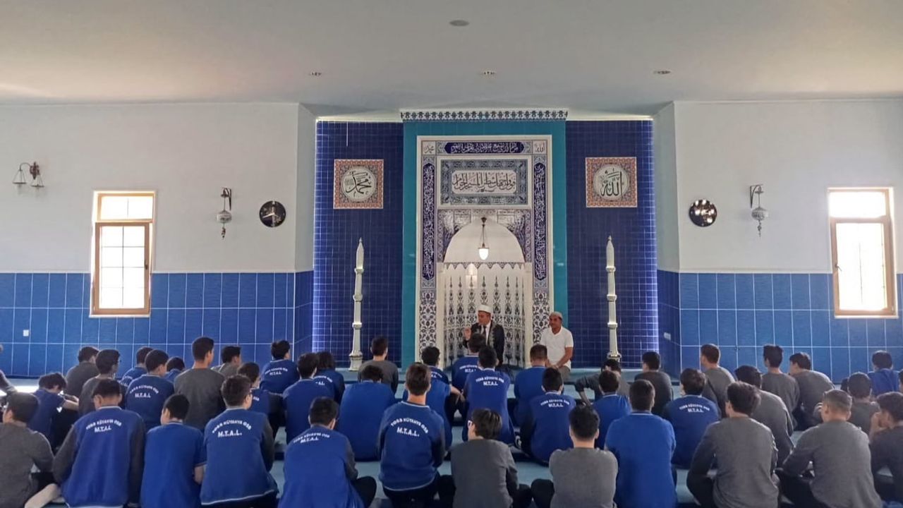Camiler gençlikle doldu: Kütahya'da öğrenciler camide bir araya geldi