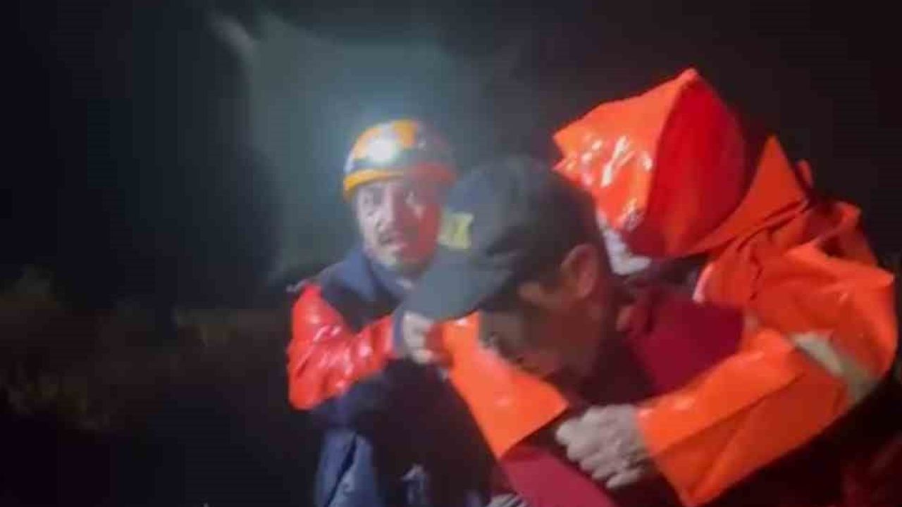 çamurun ortasında yardım eli: jandarma yaşlı çifti sırtında taşıdı