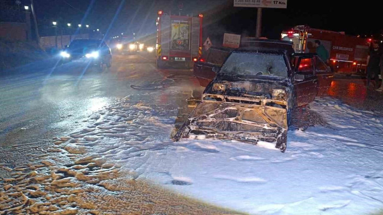 Çan'da seyir halindeki otomobilin motorundan yükselen duman alevlere dönüştü