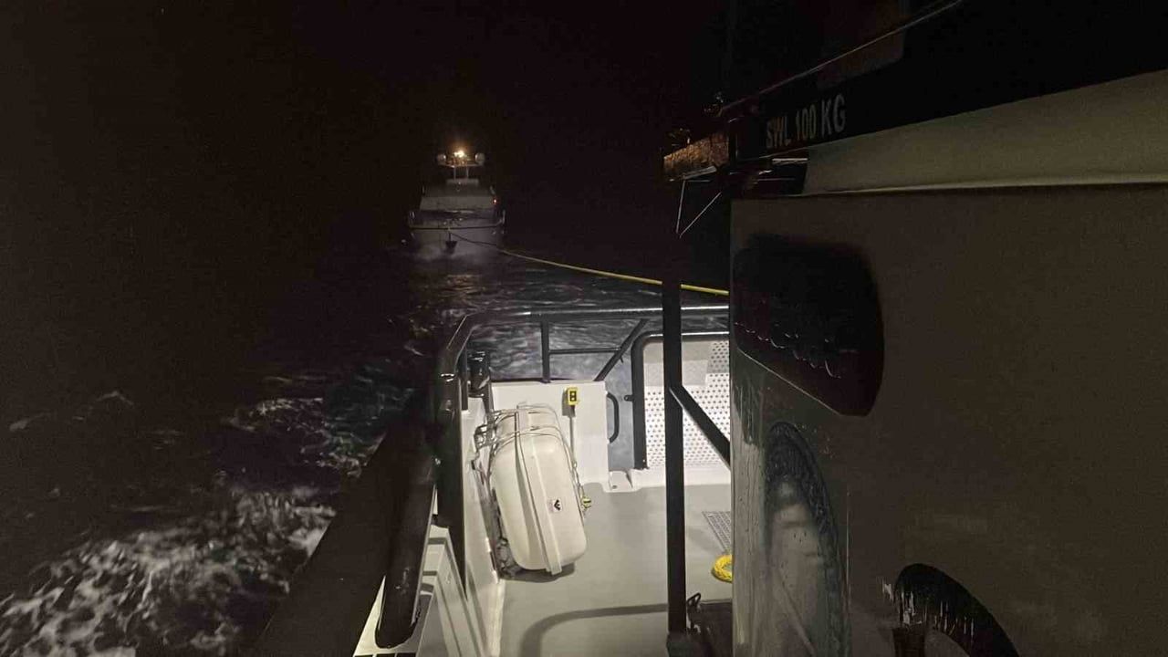 Çanakkale açıklarında sürüklenen tekne babakale limanına emniyetle çekildi