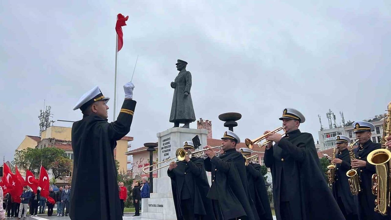 Çanakkale'de 29 Ekim coşkusu Atatürk anıtı önünde başladı