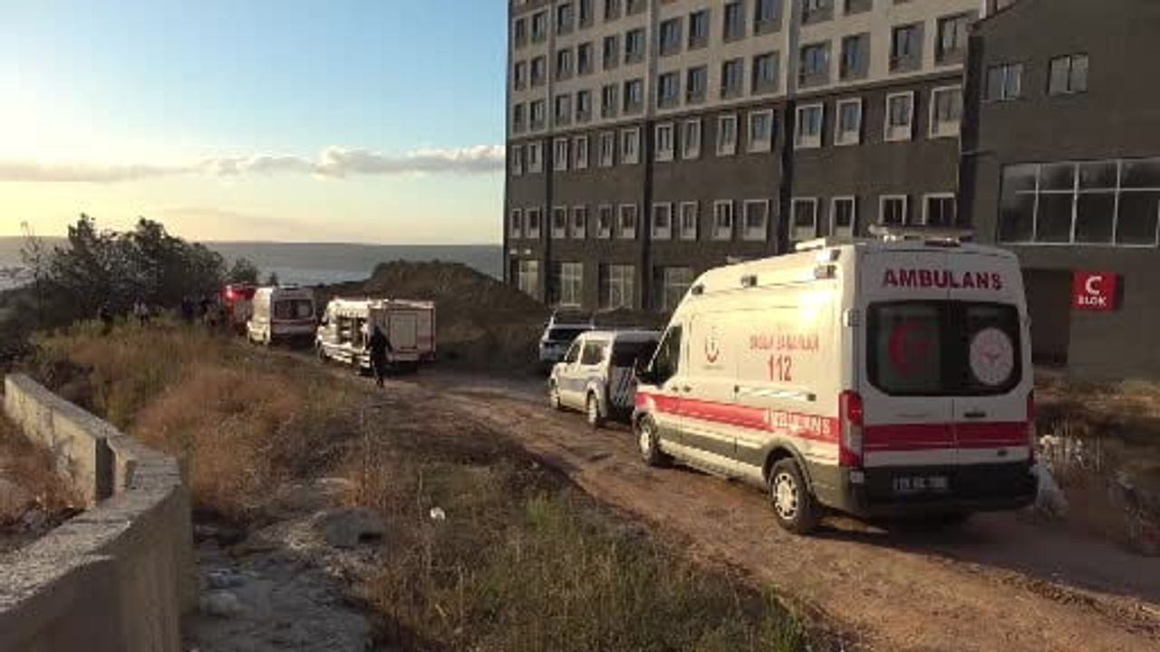 Çanakkale'de ÇOMÜ kampüsünde inşaatta toprak kaydı, iki işçi sağ çıkarıldı