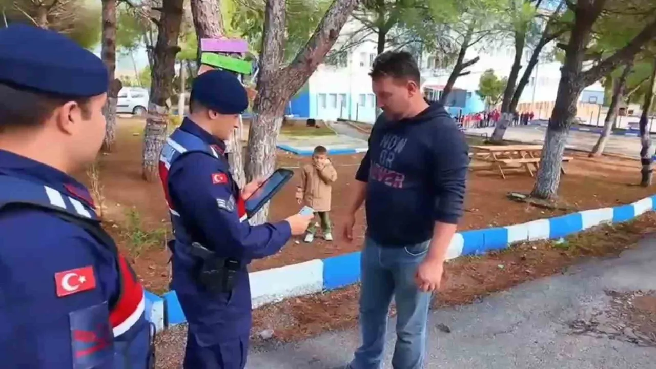 Çanakkale'de okul çevrelerinde huzur için jandarma denetimleri sürüyor