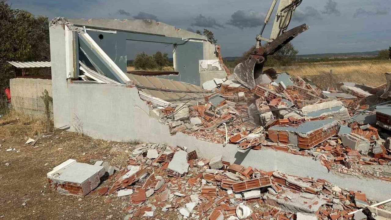 Çanakkale'de ruhsatsız yapılarla kararlı adım: Bayramiç'te 21 yapı yıkıldı