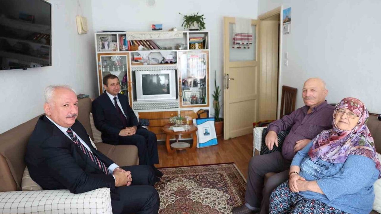 Çanakkale’de yürüyüşle yaşlıların toplumsal yeri vurgulandı