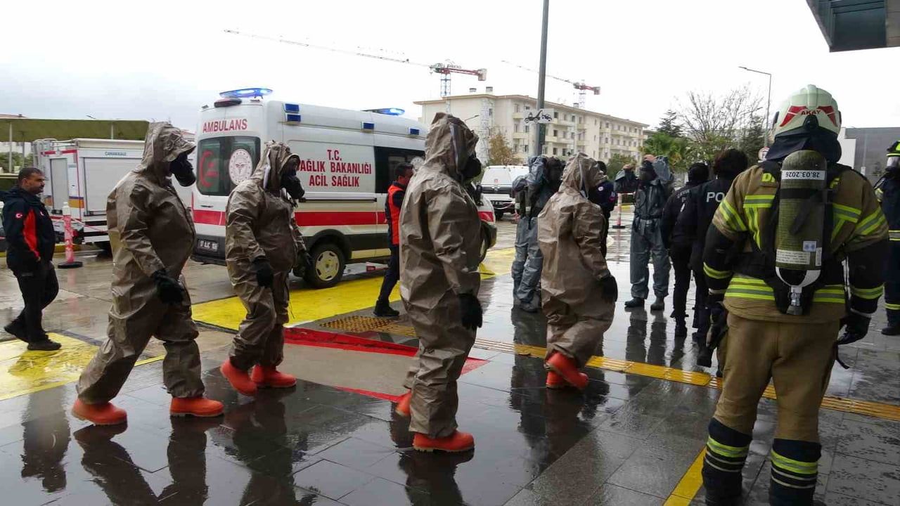 Çanakkale havalimanı'nda gerçekçi kbrn tatbikatı: bagaj sızıntısı hızlı müdahaleyi sınadı