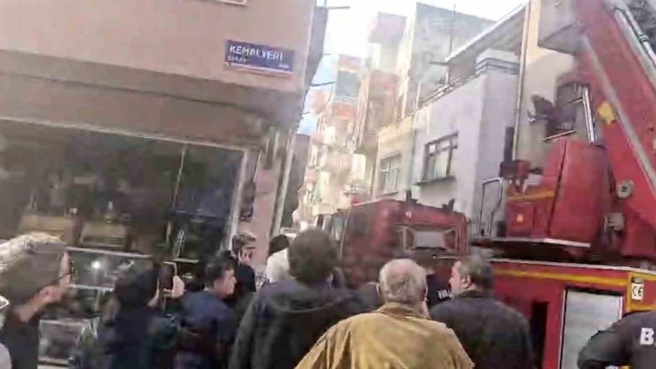 Çanakkale Kemalpaşa'da çatıyı saran alevler itfaiye tarafından söndürüldü