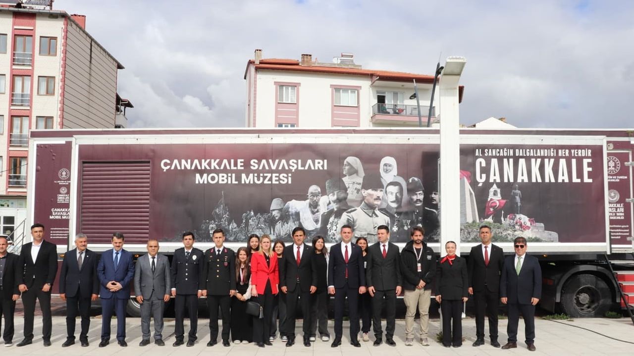 Çanakkale ruhunu taşıyan müze tırı Selendi meydanında